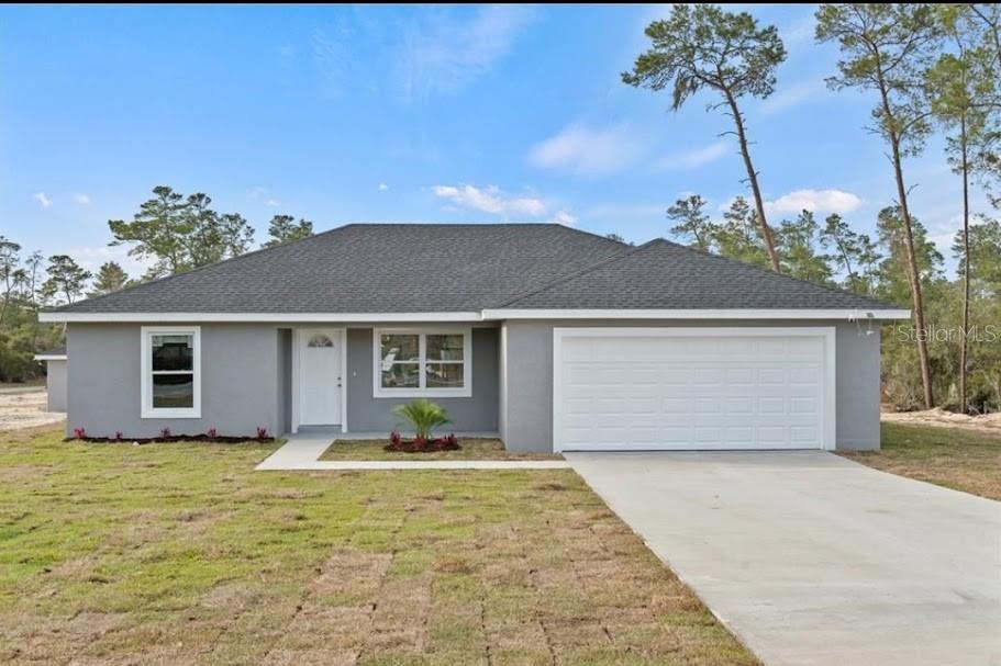 a view of a house with a yard