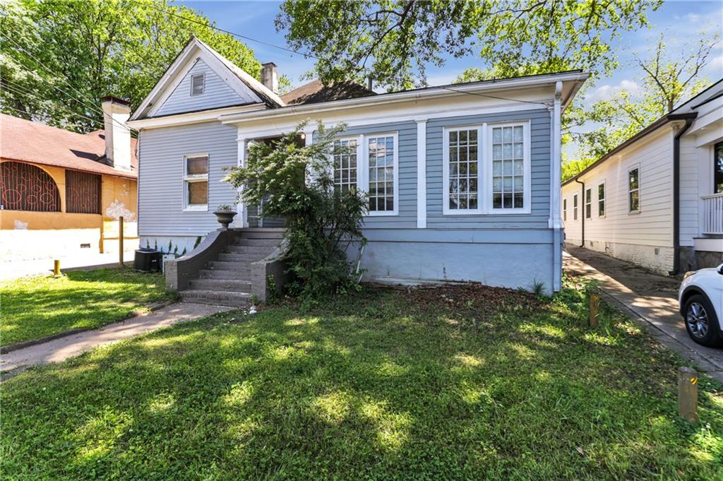 a view of a house with a yard