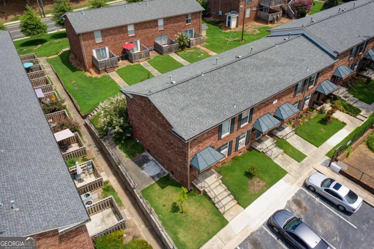 an aerial view of a house having outdoor space patio