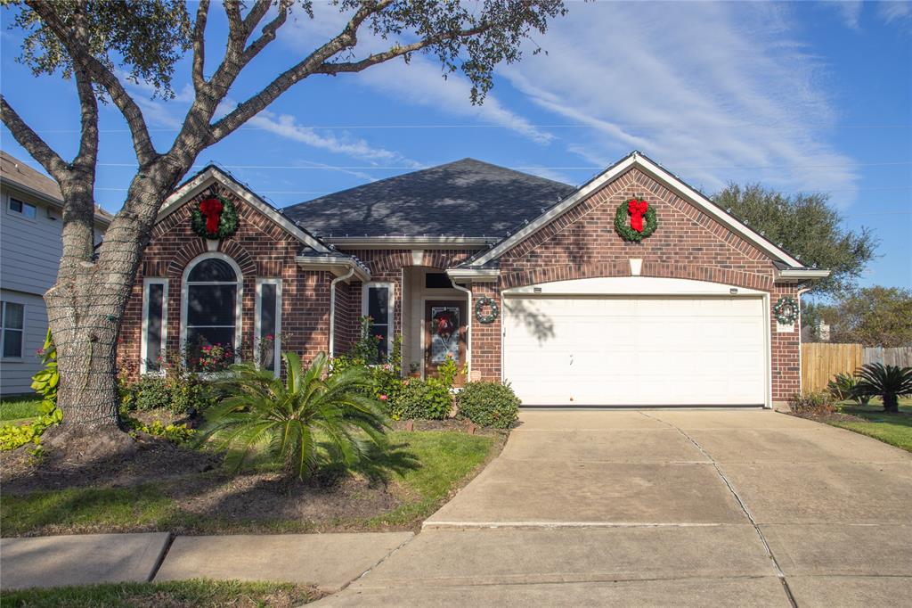 a front view of house with yard