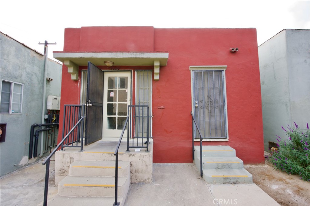 a view of a house with entryway