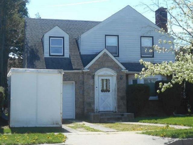 View of front facade featuring a front lawn