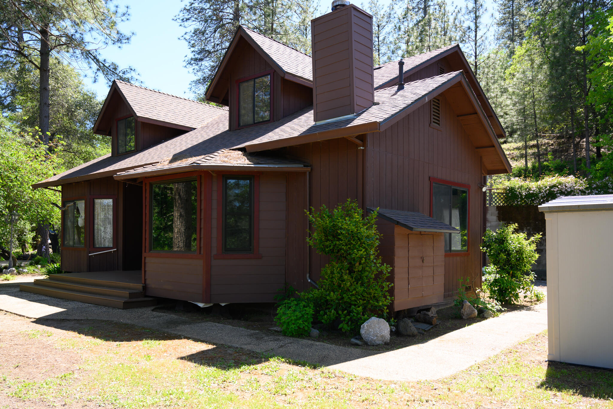 a view of a house with a yard