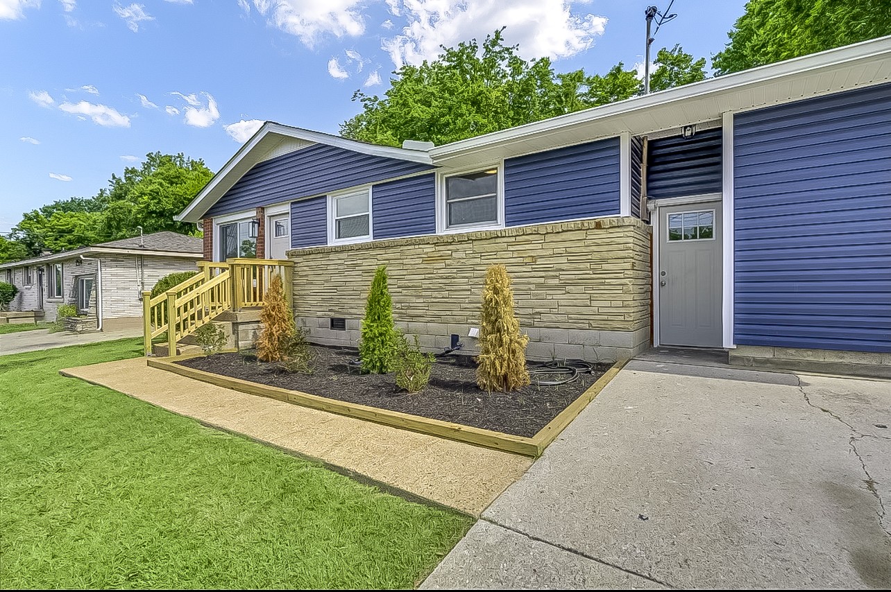 a view of a house with a yard