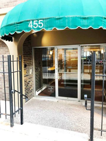 $155,000 | 455 West St James Place, Unit 504 | Lincoln Park