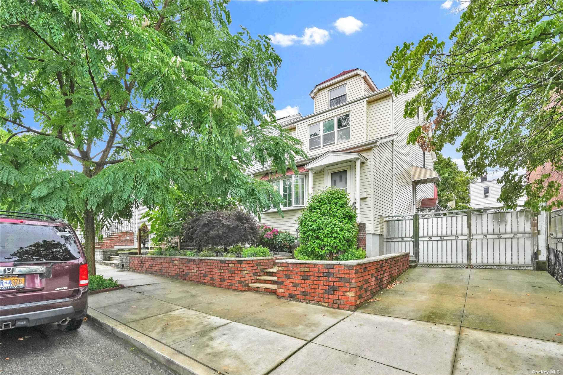 a view of a yard in front of house