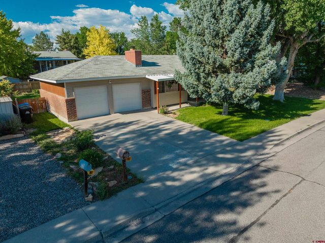 $425,000 | 2209 Cambridge Drive | Montrose