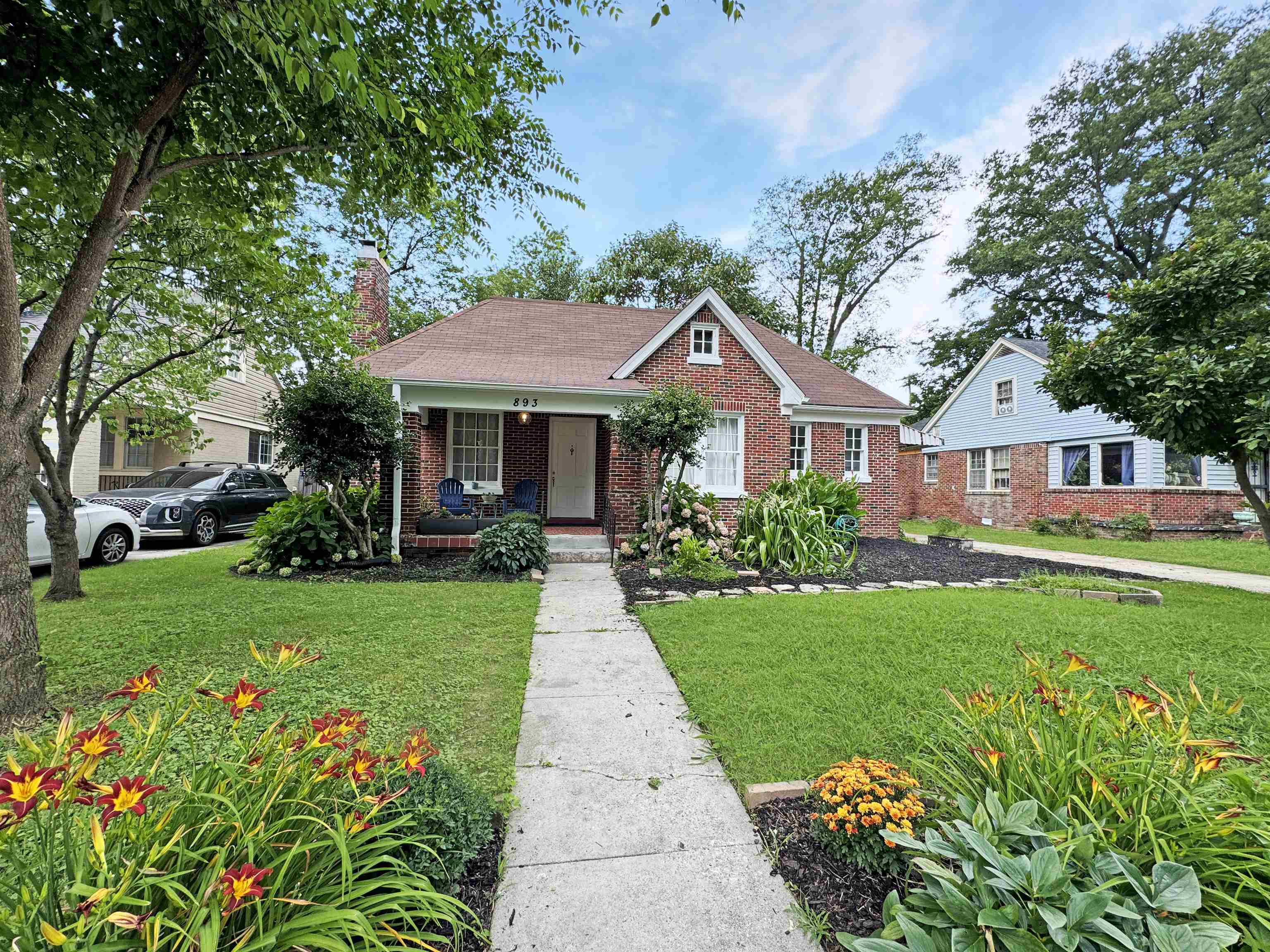 Bungalow with a front yard