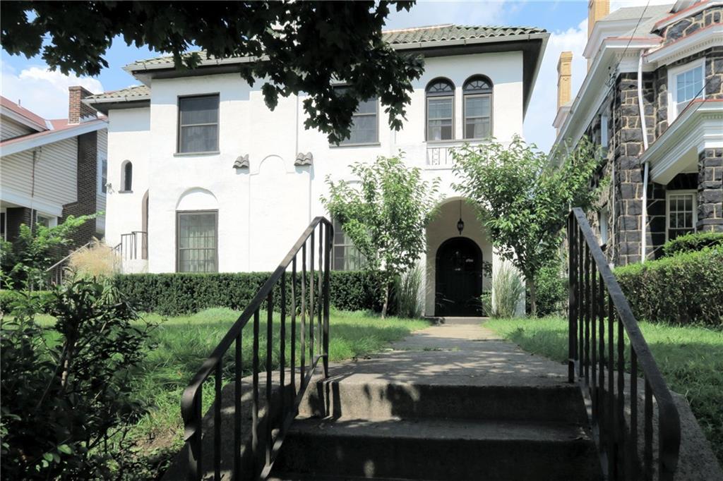 a view of a house with a yard