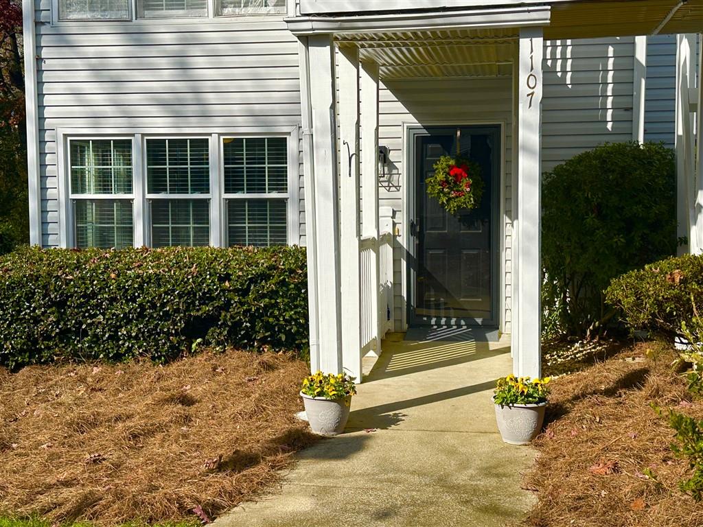 a view of a house with backyard