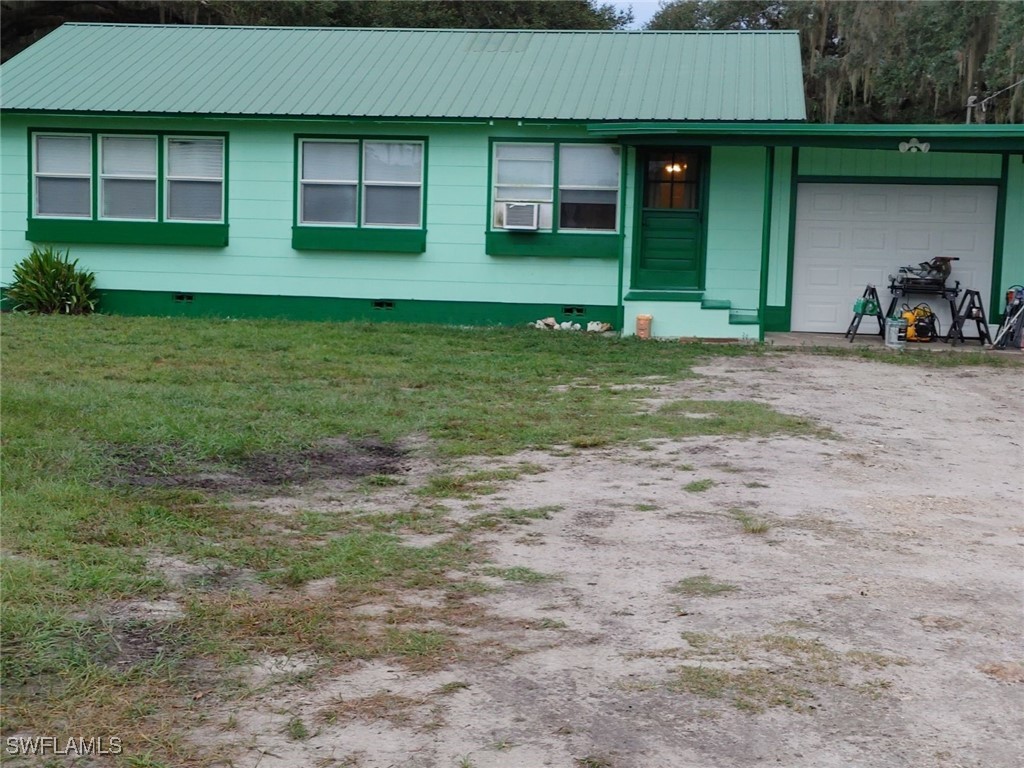 a view of a house with backyard