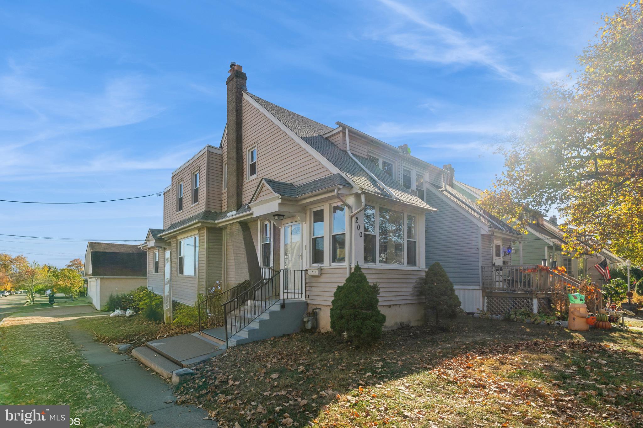 a view of a front of house with a yard