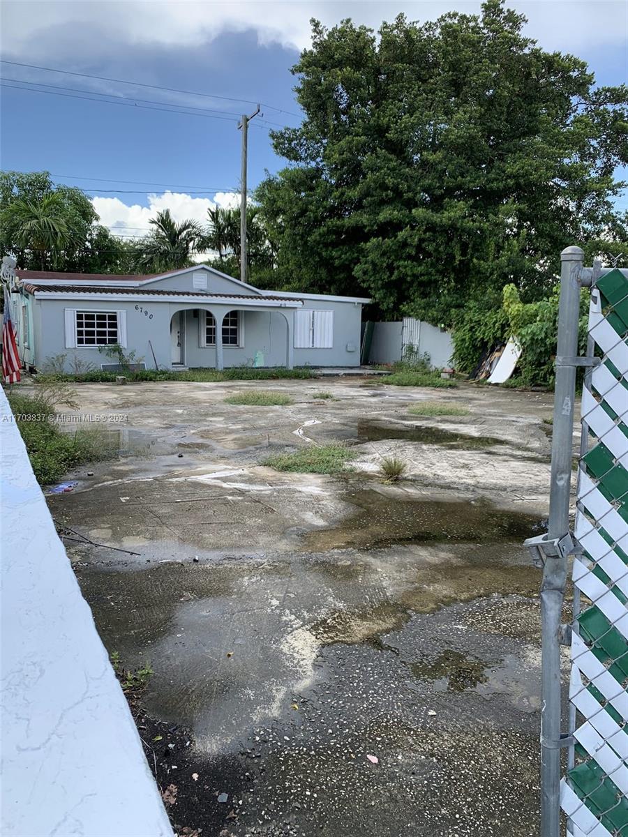 a view of a house with a backyard