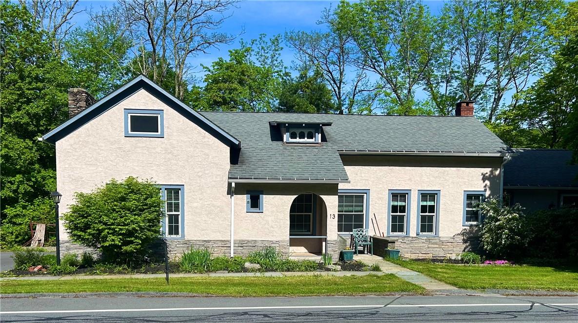 View of front of home featuring a front yard