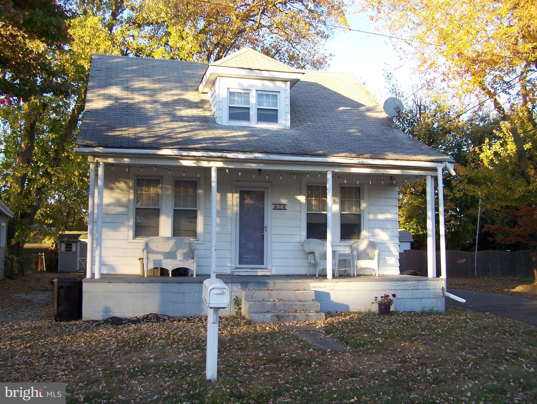 a view of a house with a yard balcony