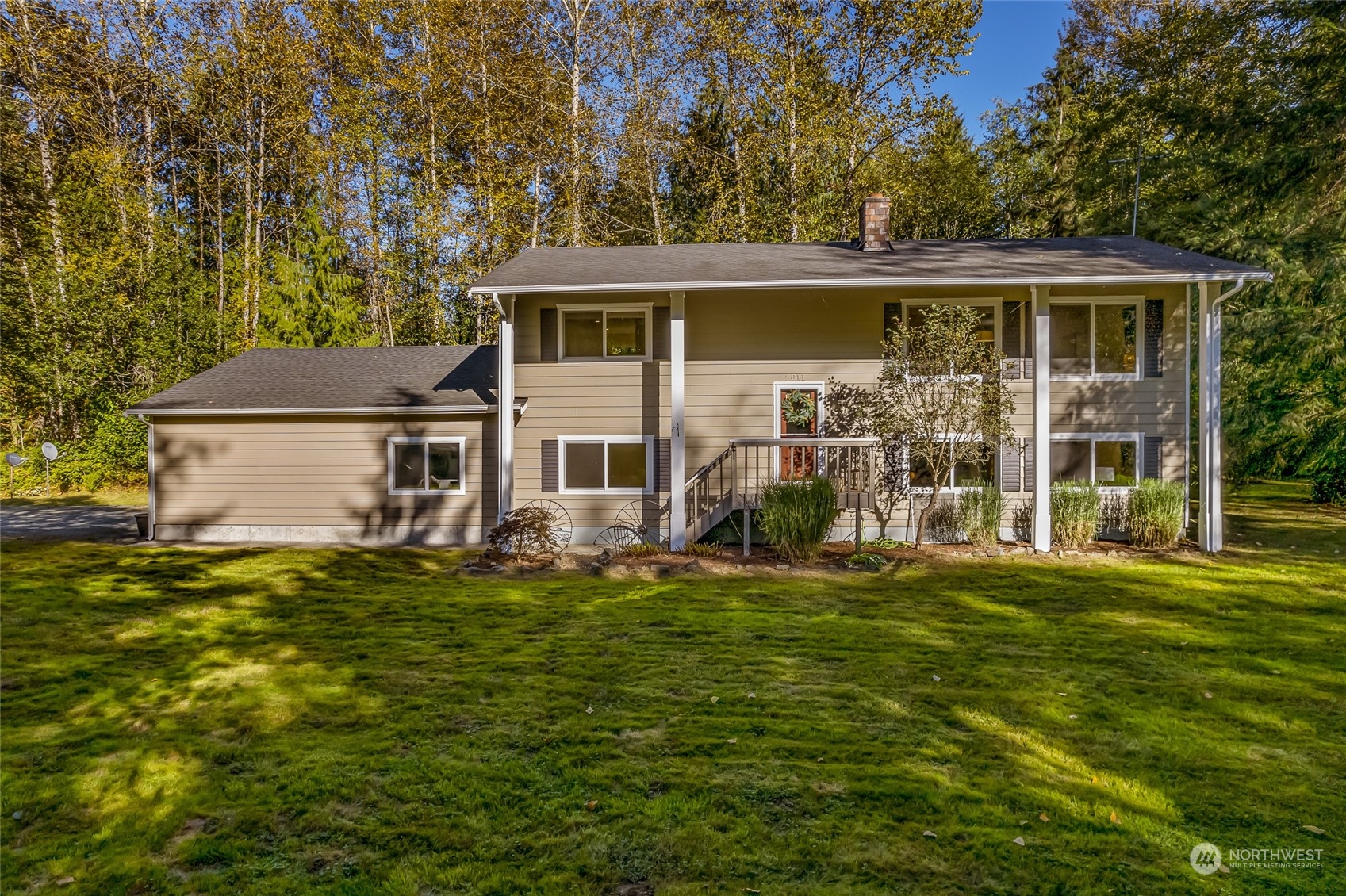 a view of a house with a yard