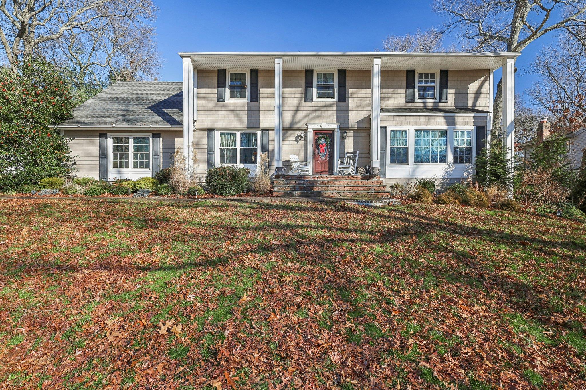 View of front facade with a front lawn