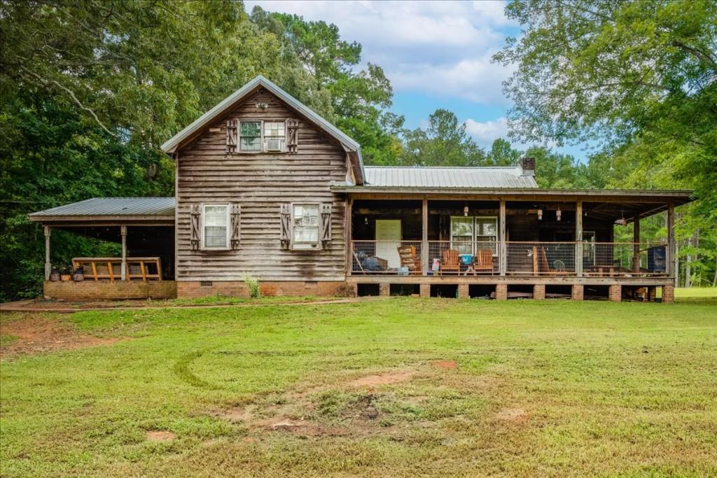 a view of a house with yard and porch