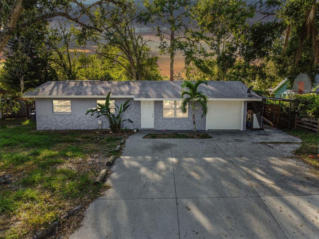 a view of a house with a yard