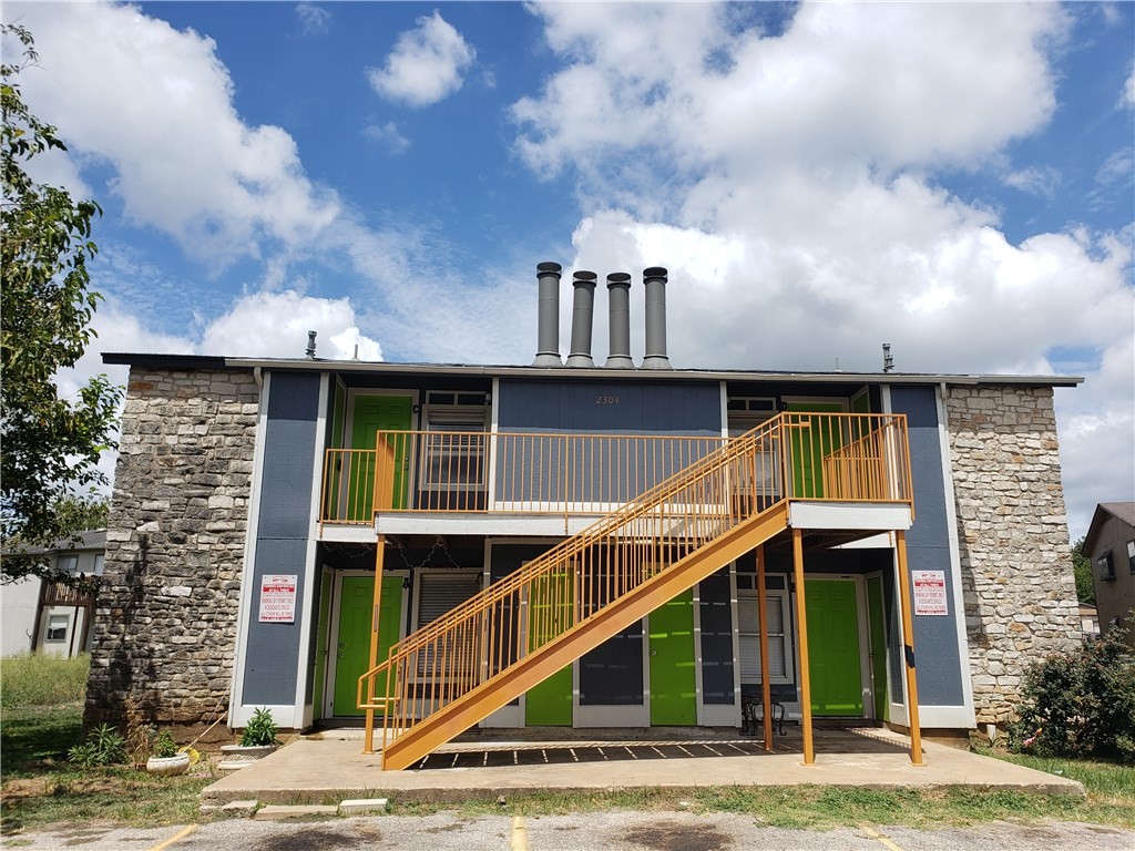 a view of house with car parked