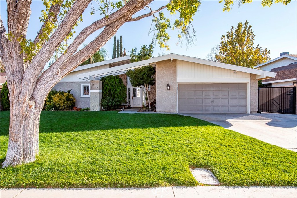 a view front of house with a yard