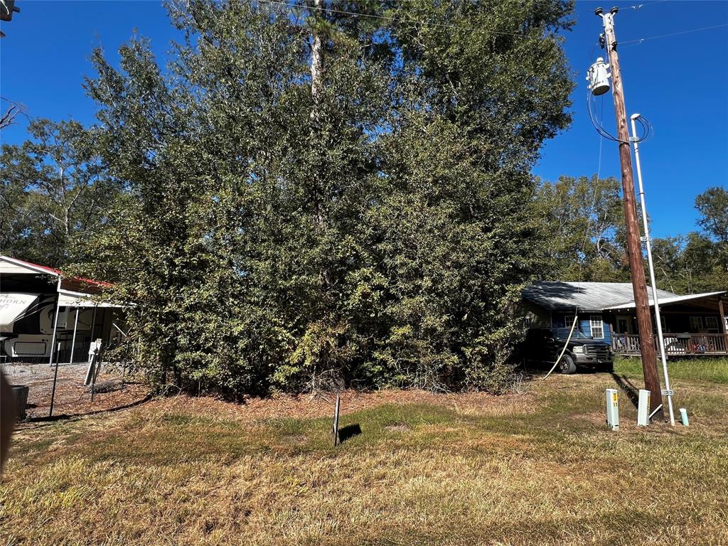 a view of a outdoor space with a house