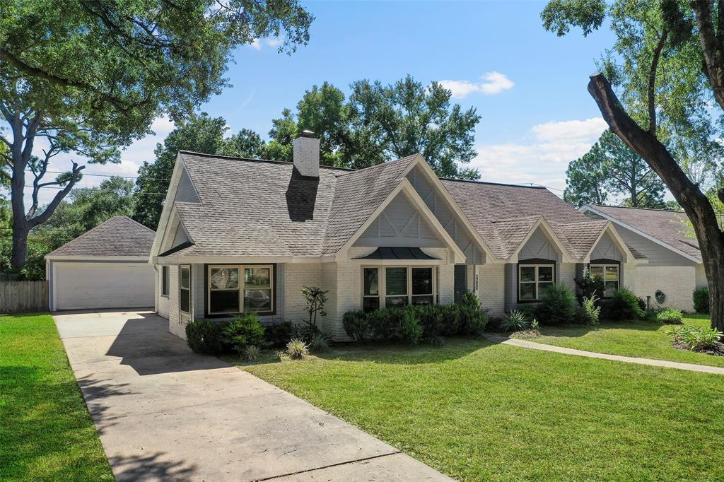 a view of a yard in front of house