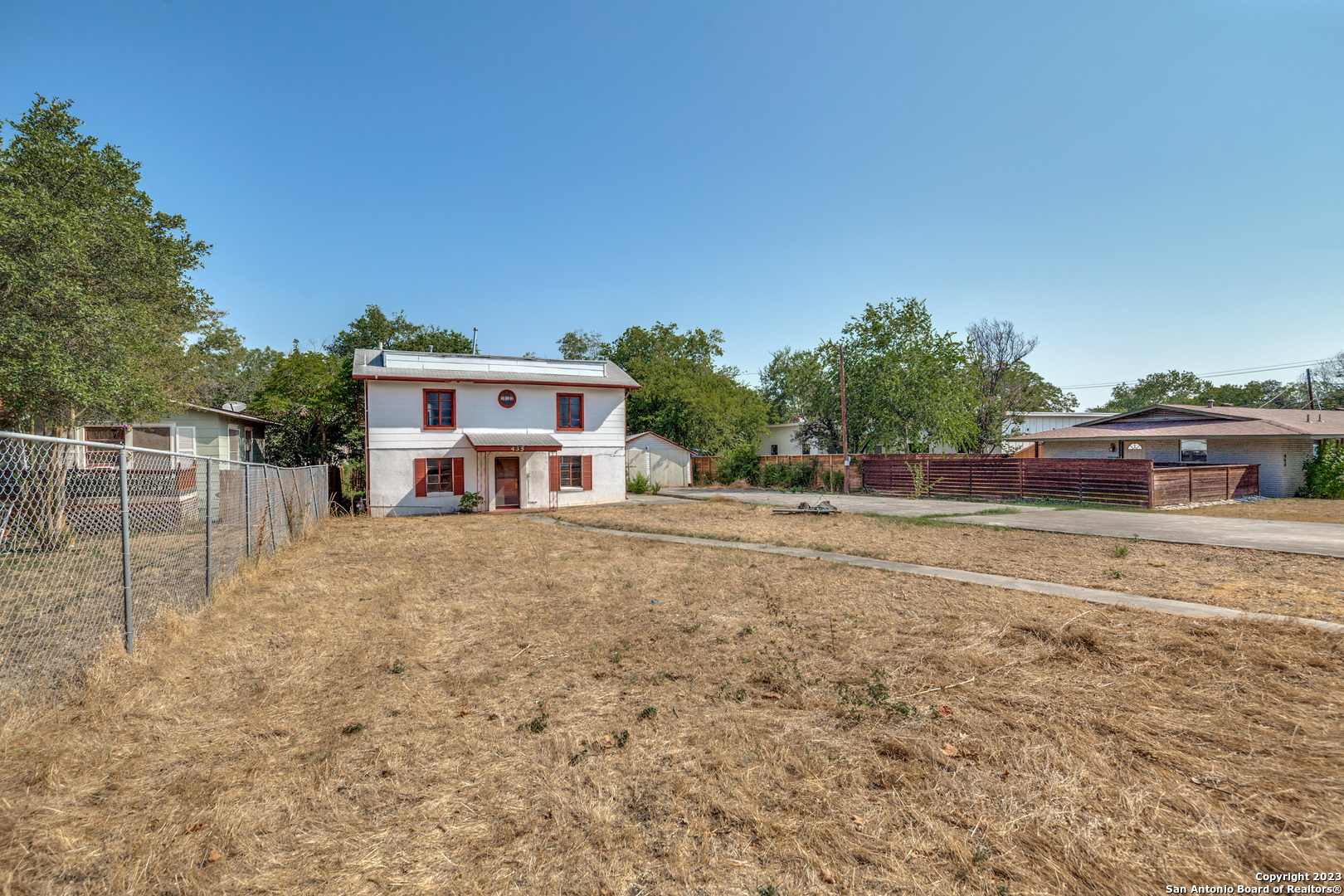 a view of a house with a backyard