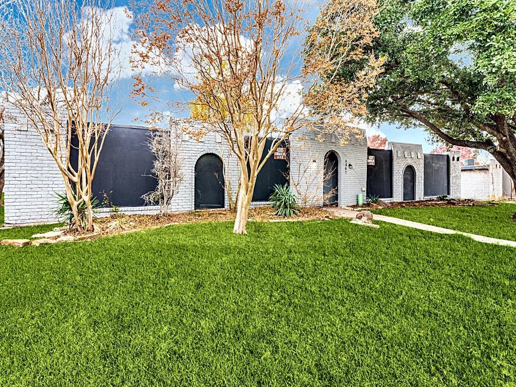 a view of a house with backyard