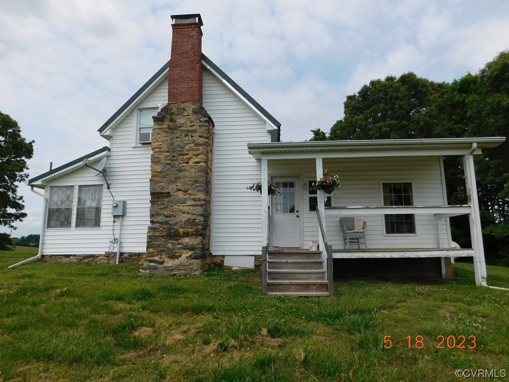 a view of house with backyard