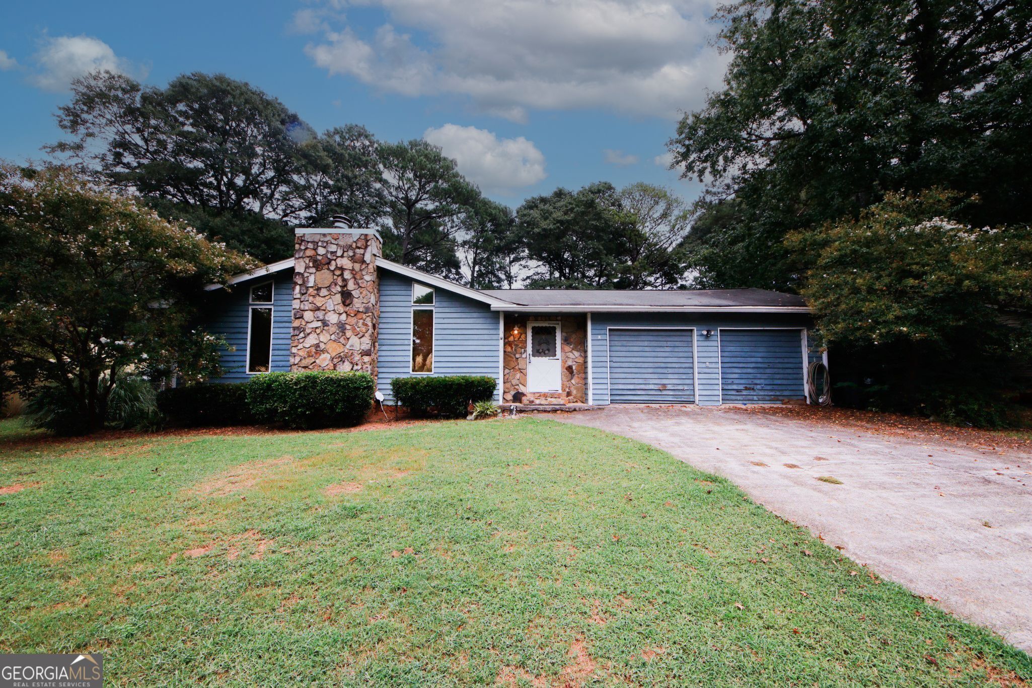 a view of a house with a yard and garage