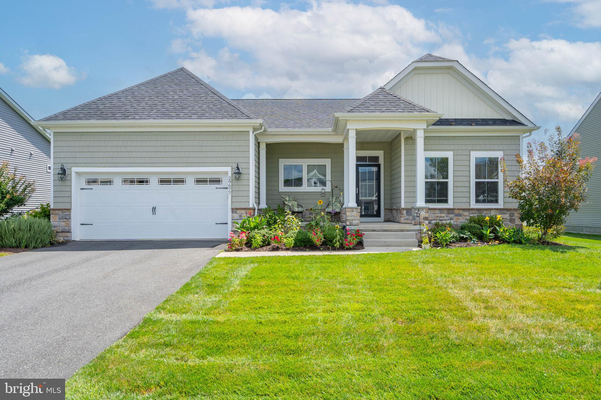 a view of a house with backyard and garden