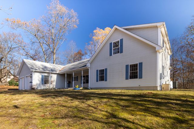 $549,900 | 2 Oak Knoll Road | East Hampton Center