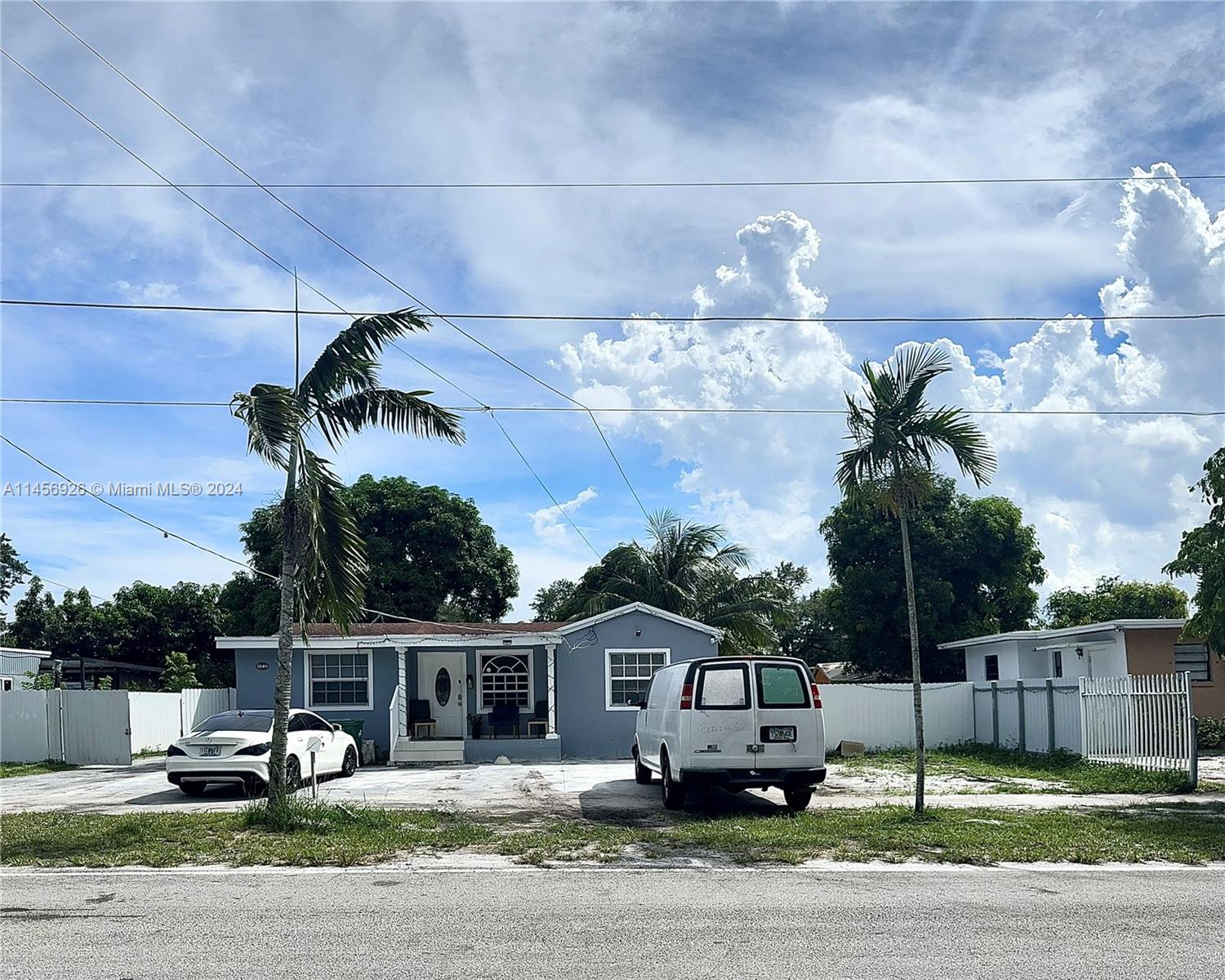 a view of a house with backyard and porch