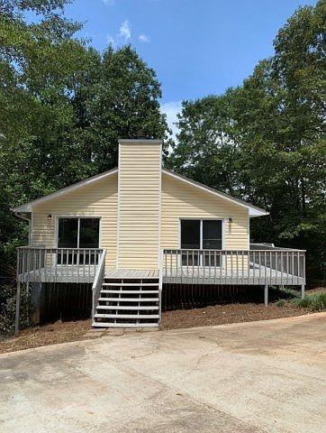 a view of a house with a backyard