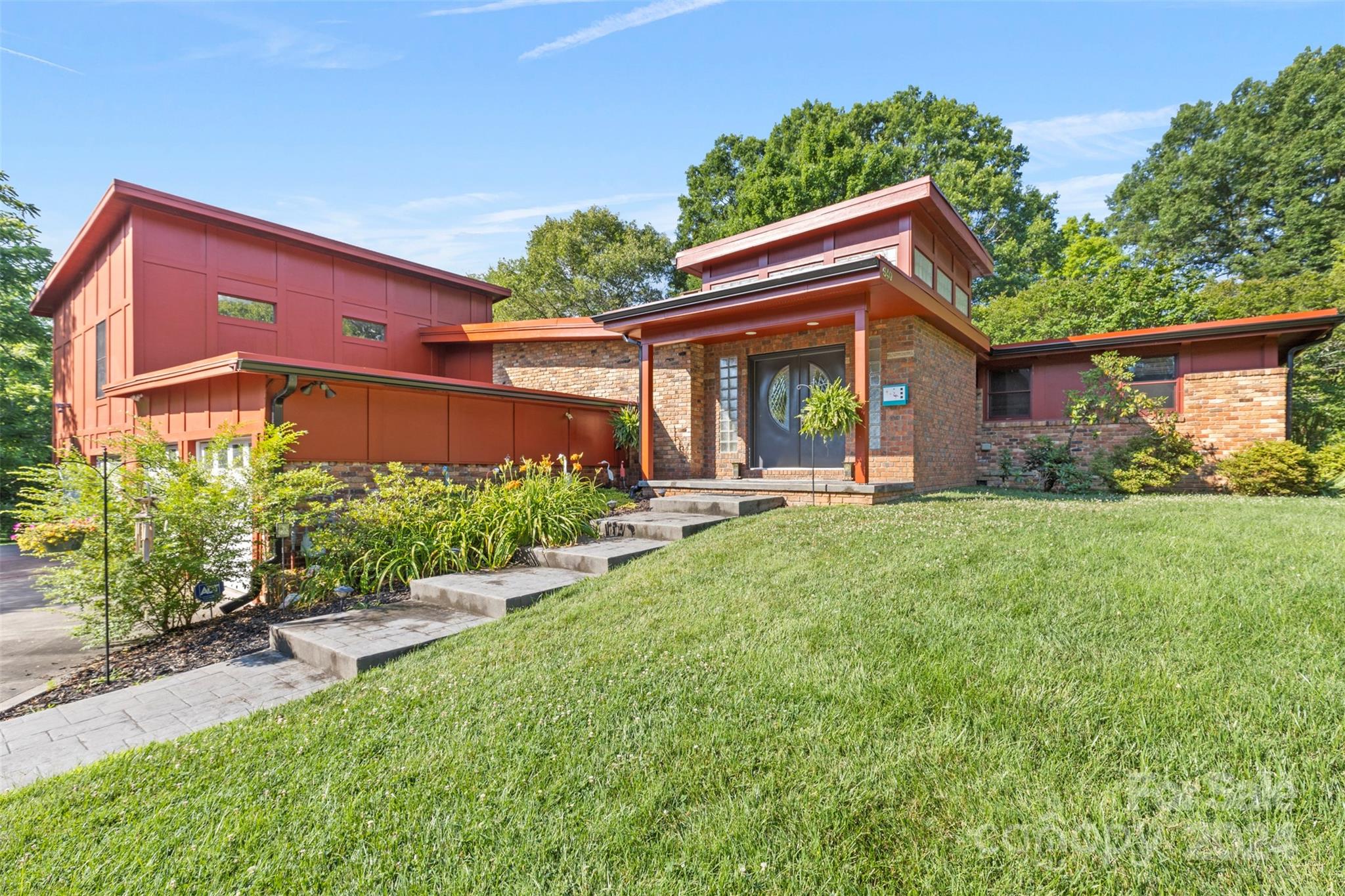 a view of a house with backyard and porch