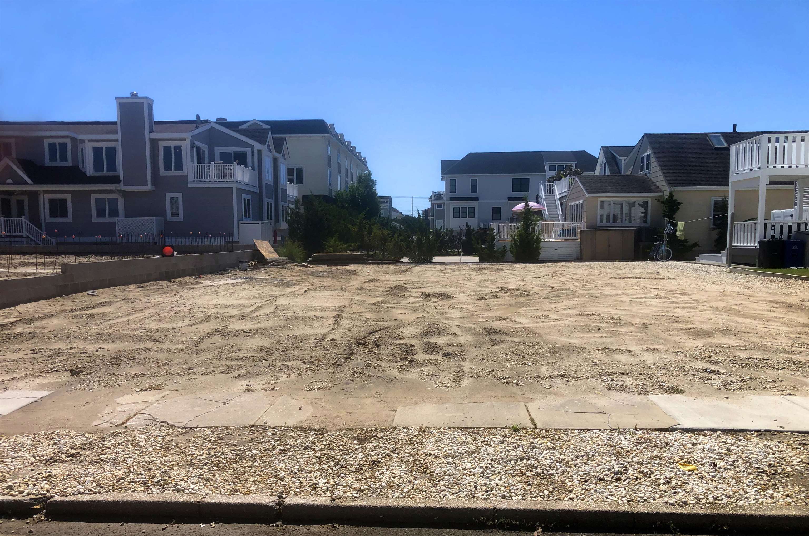 a row of houses with a outdoor space