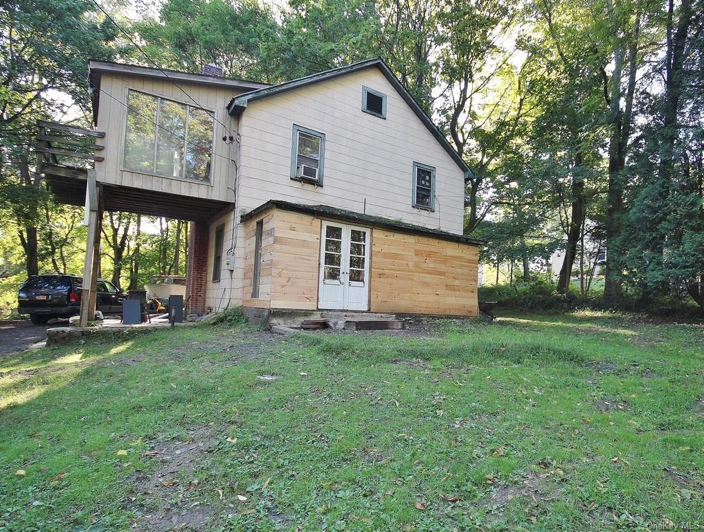 a view of a house with backyard