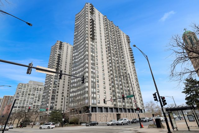 $1,950 | 5701 North Sheridan Road, Unit 25E | Hollywood Towers