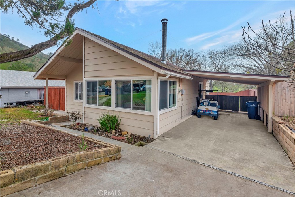 a view of a house with backyard and porch