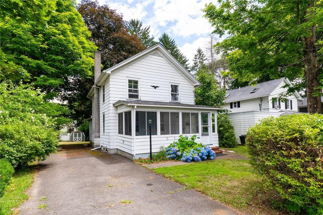 a view of a house with yard and plants