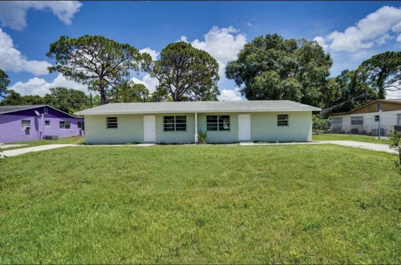 a view of a house with a yard