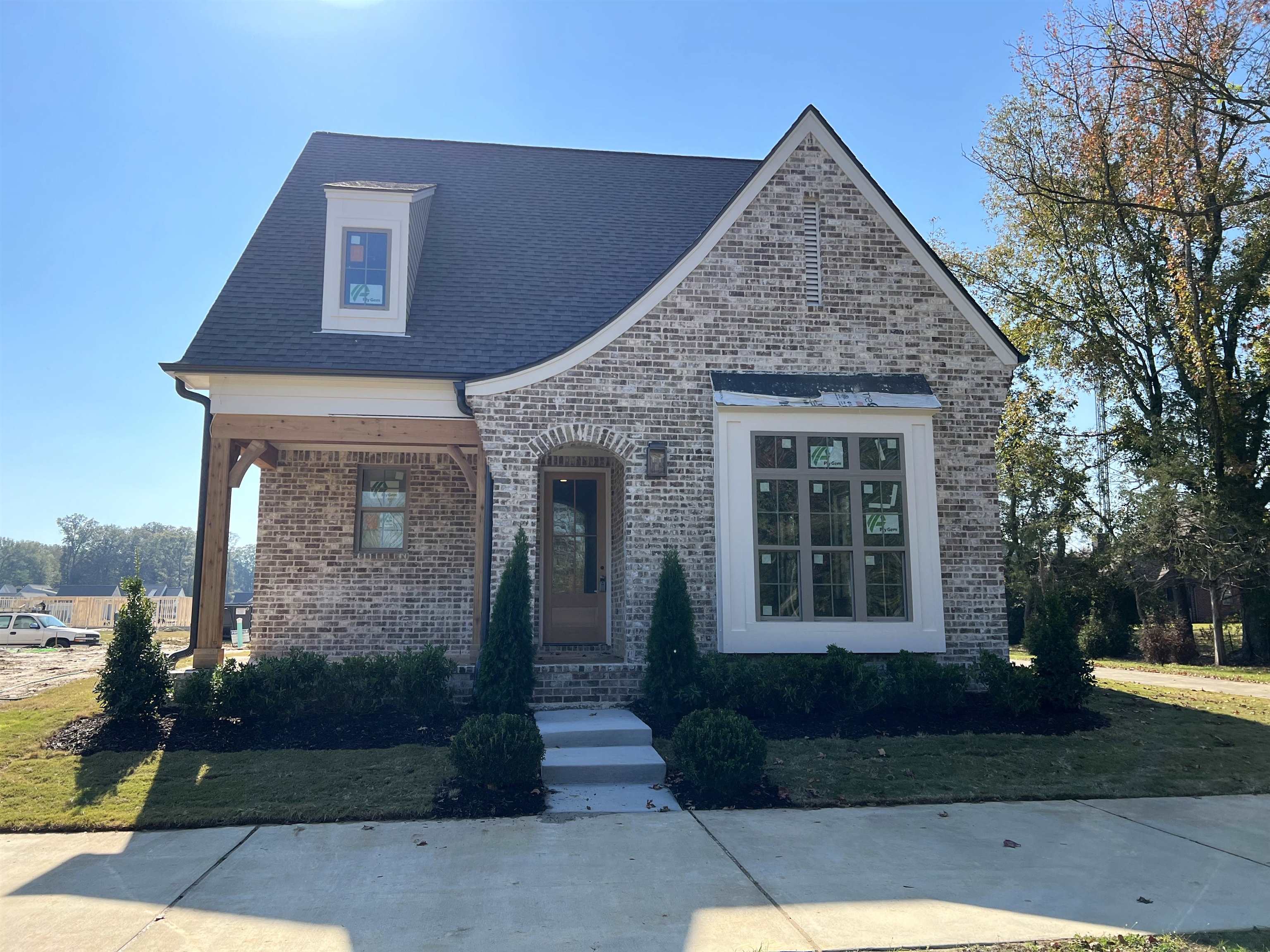 View of front of property featuring a front yard