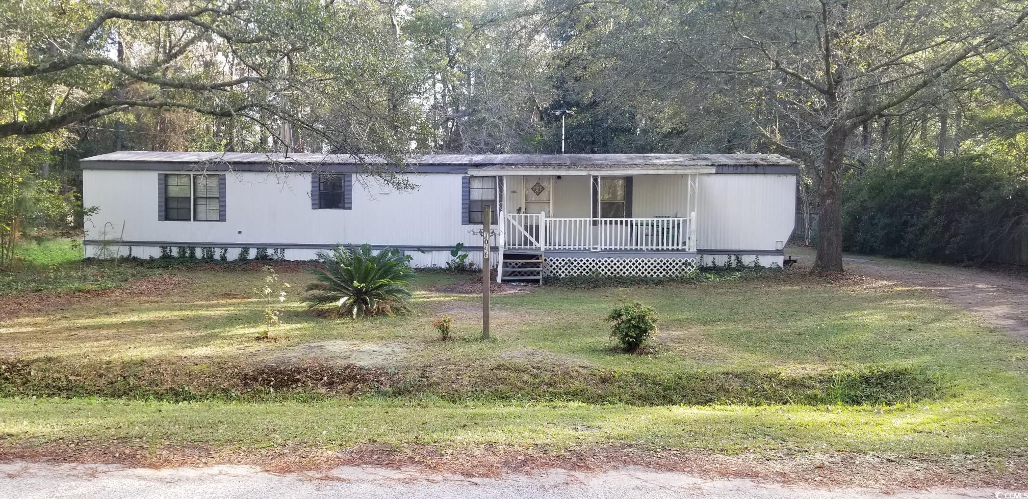 Manufactured / mobile home with a front lawn and c