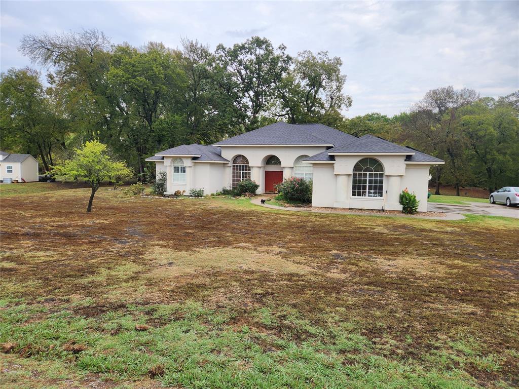 a view of a house with a yard