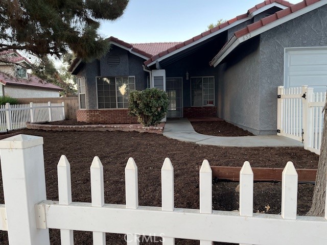 a view of house with a yard