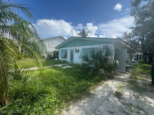 a view of a yard in front of house