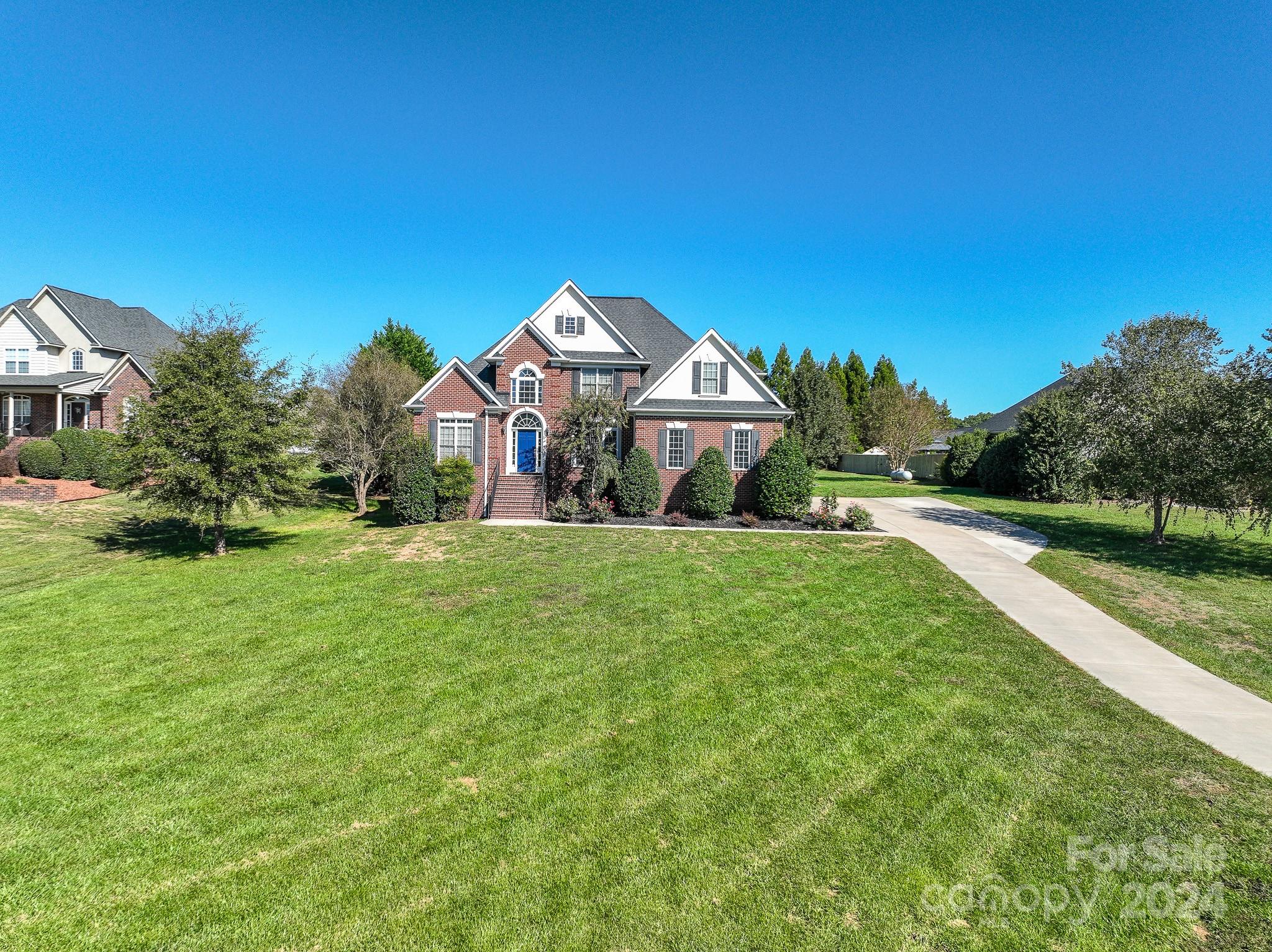 a view of house with a big yard