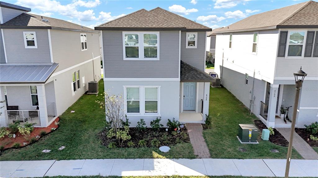 a view of a house with a yard