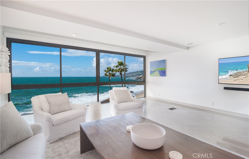 Living room with North coastline views and Victoria Beach!